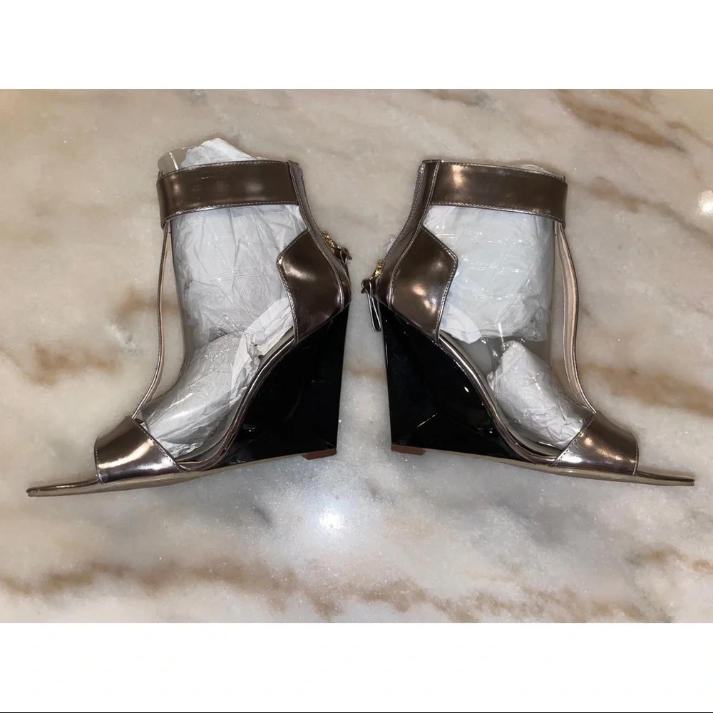 Boutique 9 Gold Heels - Picture 2 of 10